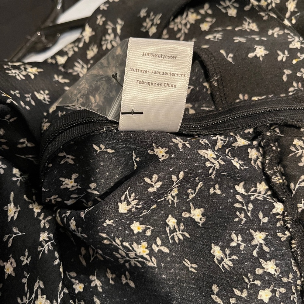 ASTR Black Floral 100% Polyester V-Neck Blouse Small NWT - Picture 5 of 7